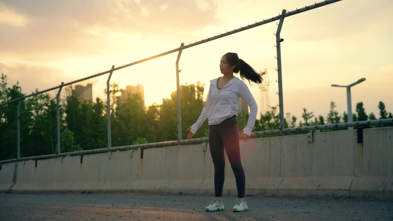 女人早上慢跑前伸展手臂视频素材