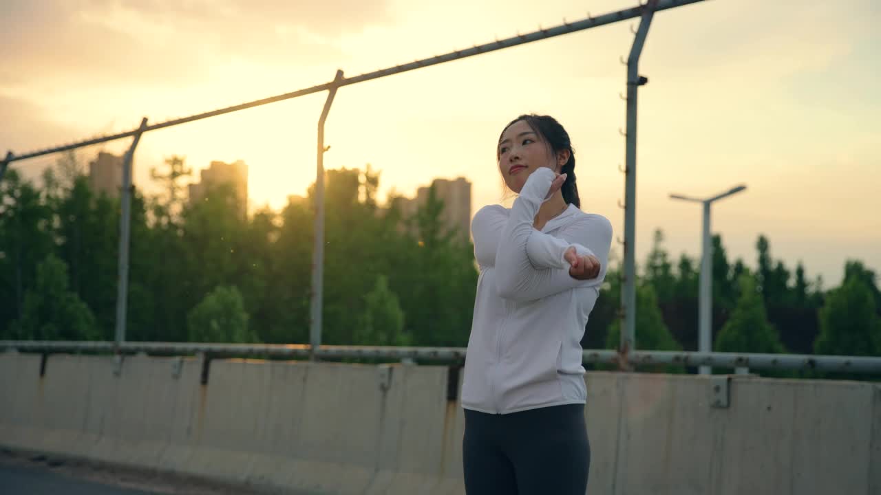 女人在早上伸展手臂视频素材