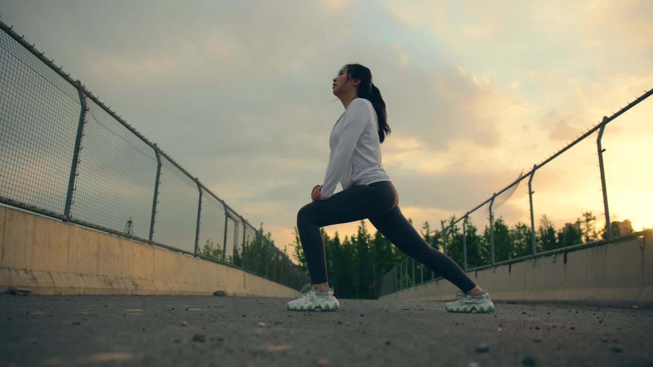 女人早上伸腿视频素材