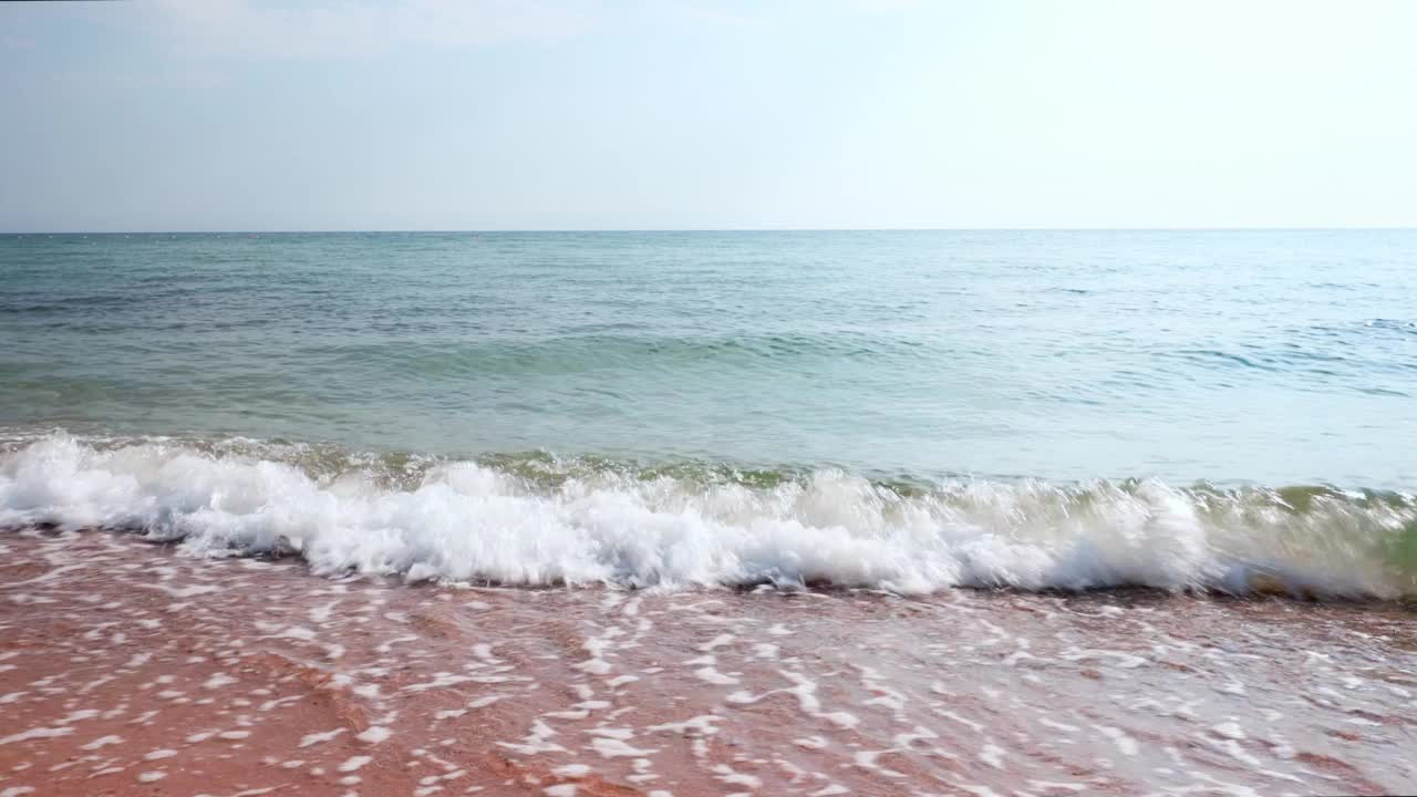 在地中海的沙滩上，海浪翻滚的美丽景色。希腊。视频素材