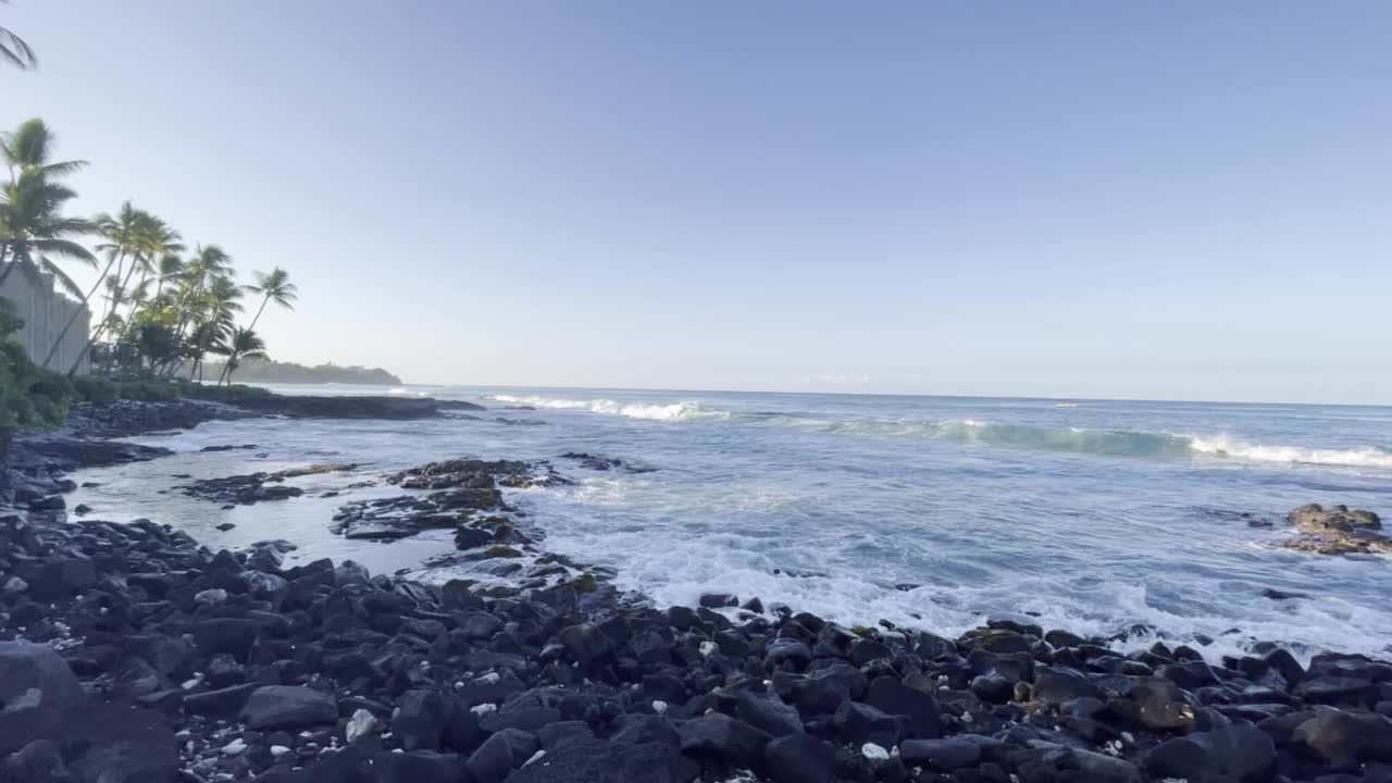 太平洋的海浪从夏威夷大岛的海岸袭来视频素材