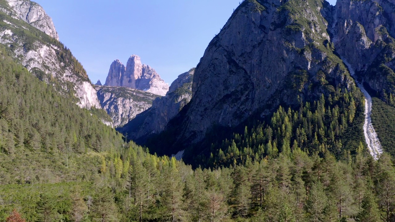 Drei Zinnen (Tre Cime di Lavaredo)山位于西北的六分之一白云岩中视频素材