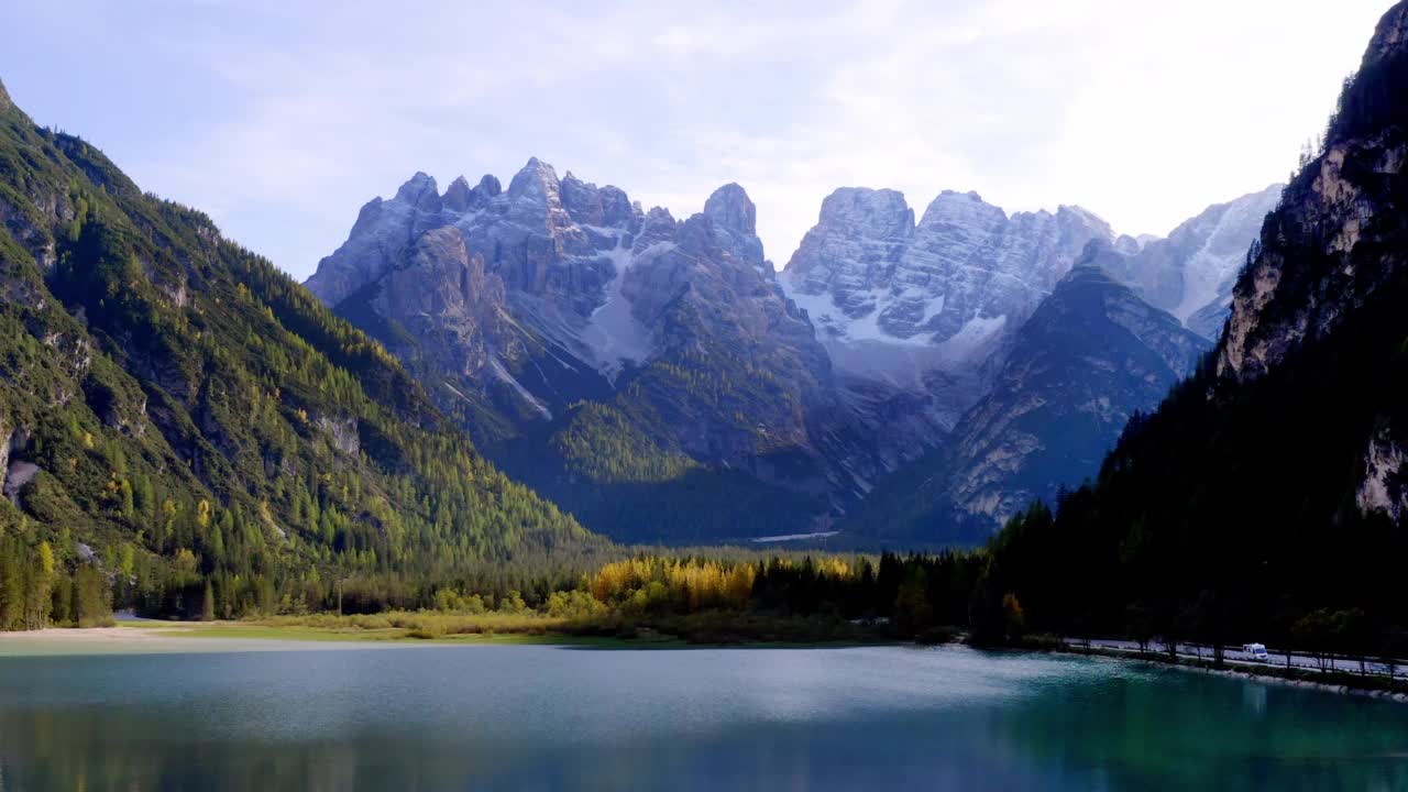 德雷诺斯(Lago on Landro)和Cristallo山山丘视频素材