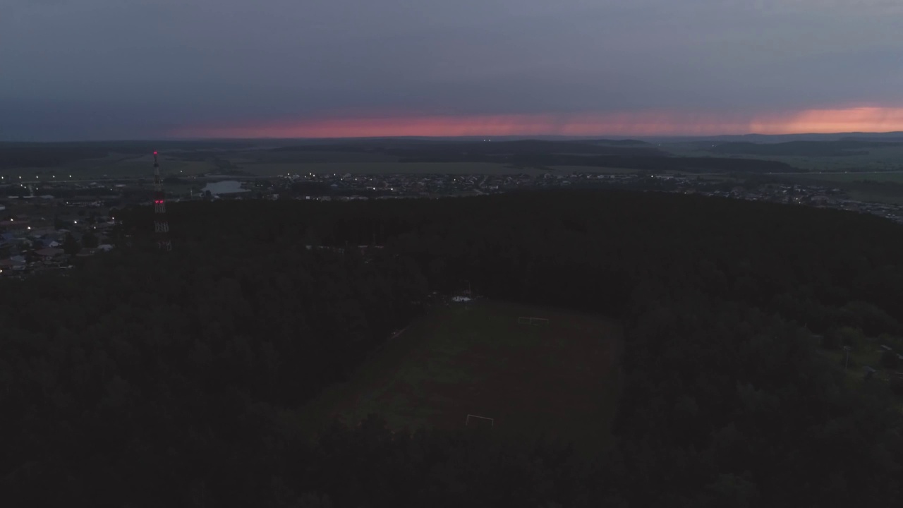 村里的体育馆在傍晚的森林里有着美丽的夕阳和闪电视频下载