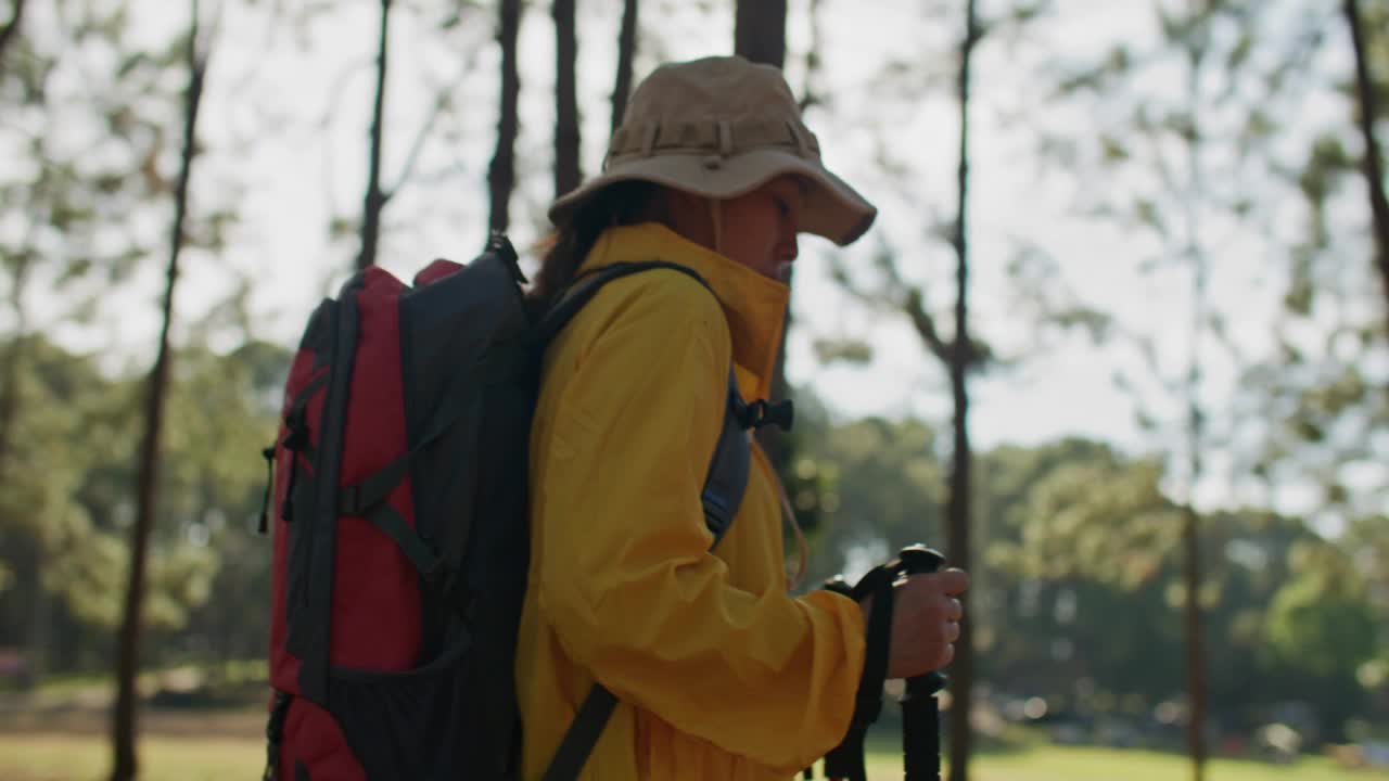 年轻女子背着背包徒步旅行视频素材