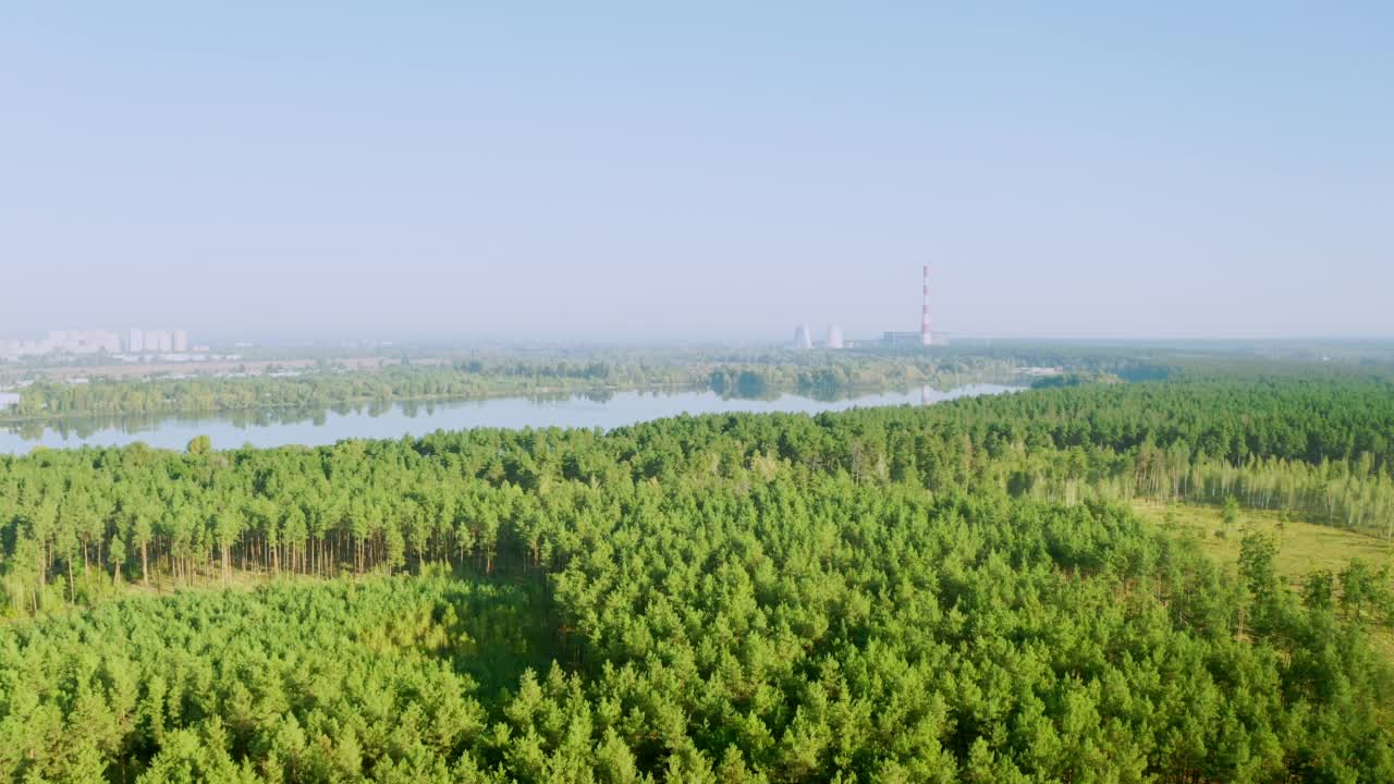 鸟瞰森林环湖和火力发电厂，4k自然旅行镜头视频素材