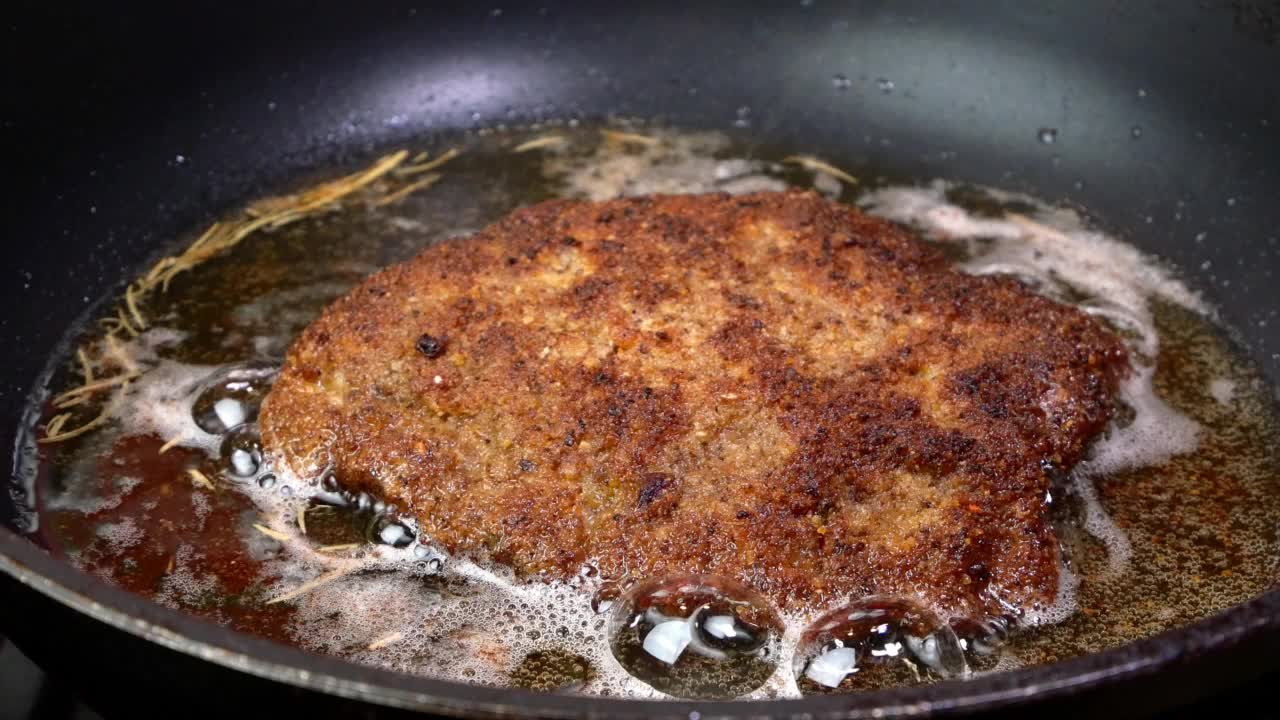 面包屑肉排，外皮酥脆，用植物油在煎锅中炸。视频素材