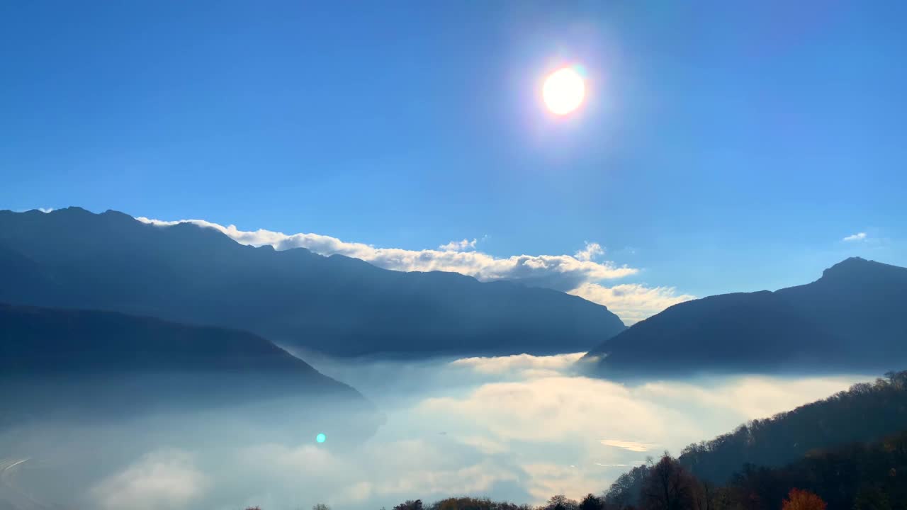 高山湖卢加诺的全景与云海和山在一个晴朗的秋日视频素材