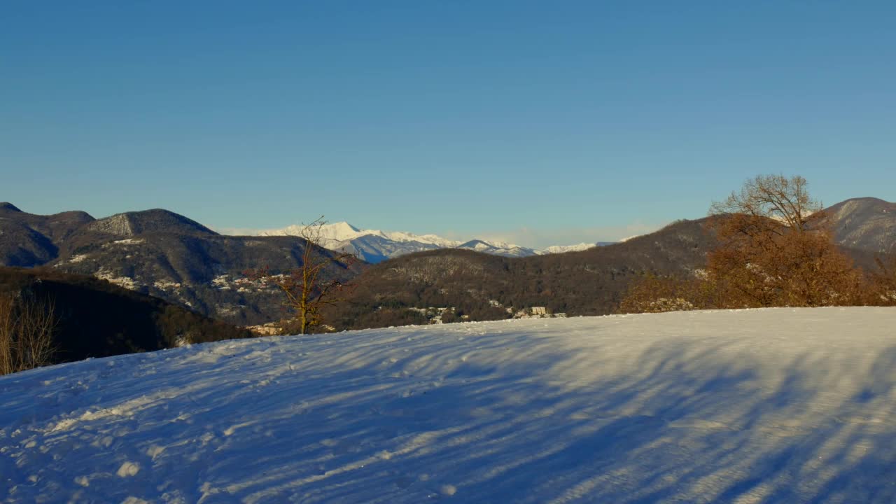 在科利纳迪奥罗的晴朗的一天，有雪和晴朗的蓝天的山景视频素材