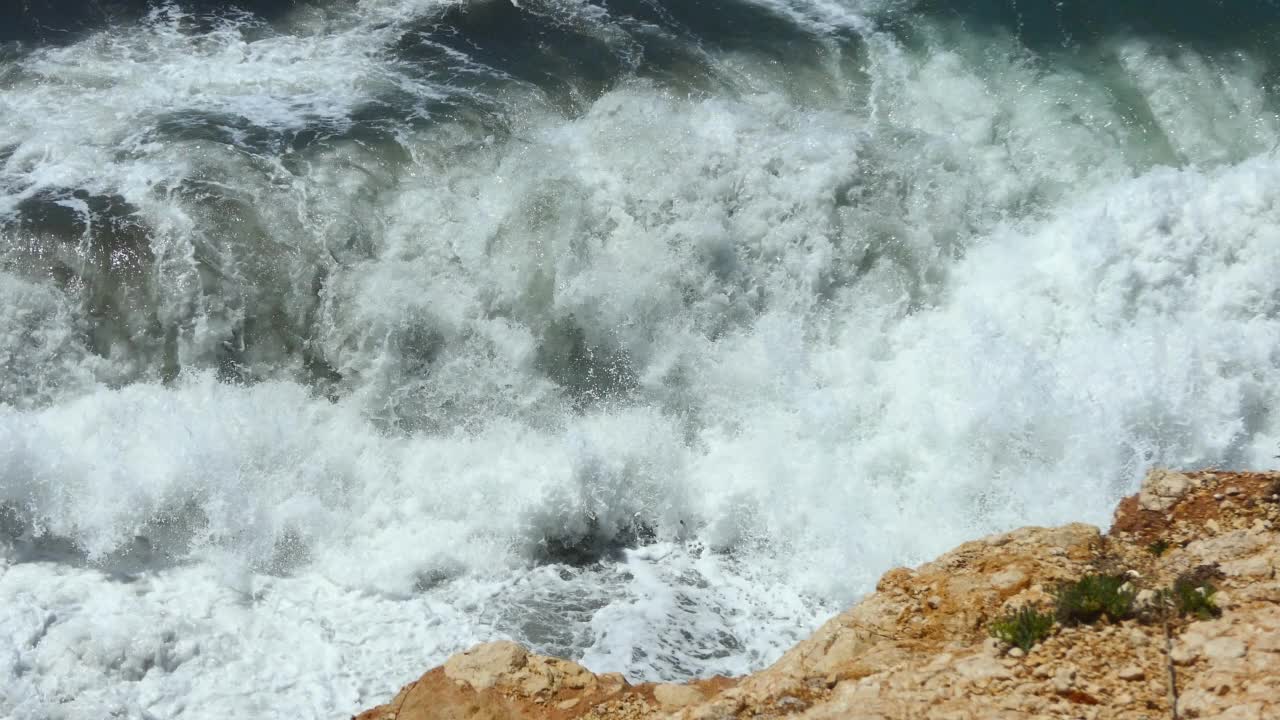 从上往下看，汹涌的海水和岩石视频素材