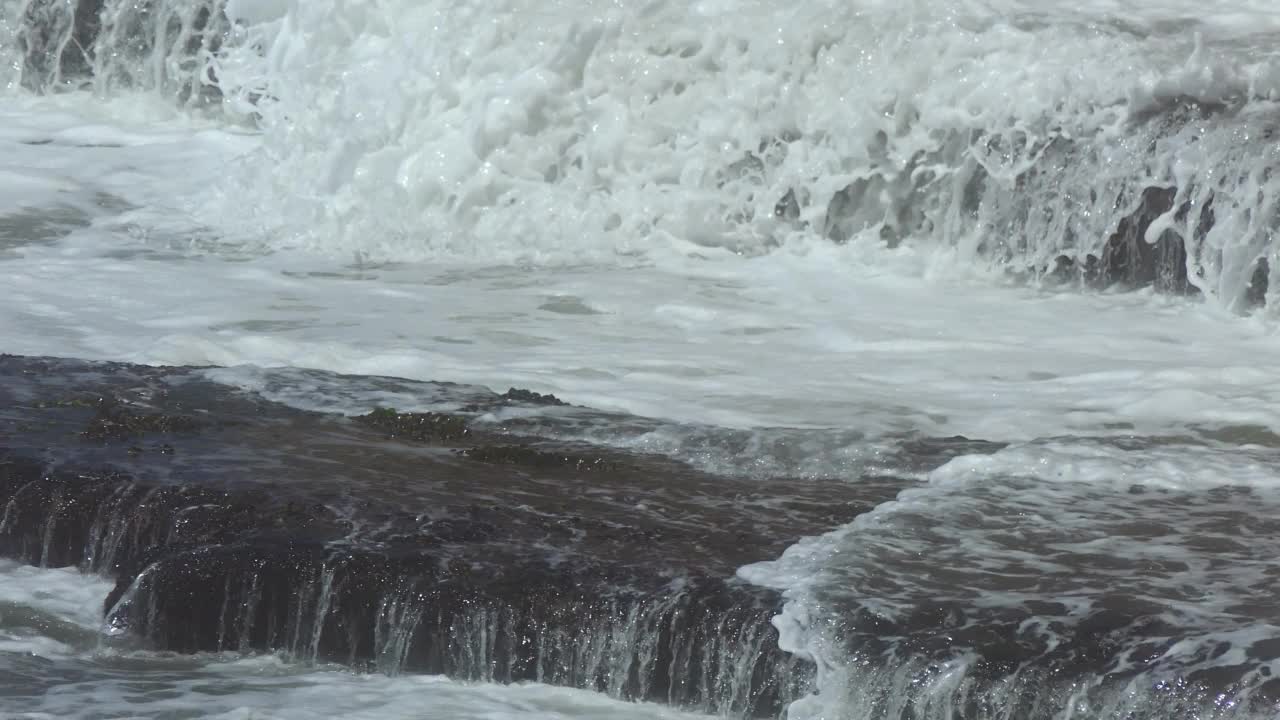 粗糙的海水和岩石背景视频素材