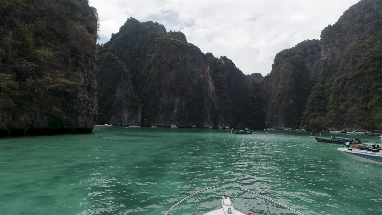 在泰国皮皮的皮雷湾有许多旅游快艇视频素材