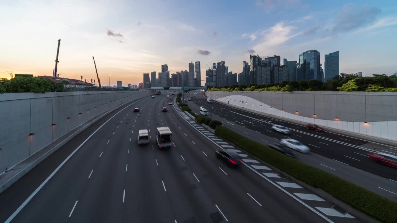 日夜延时汽车交通运输在多车道高速公路，金融区大楼，起重机建设在新加坡。亚洲交通，通勤生活，亚洲城市生活理念视频素材