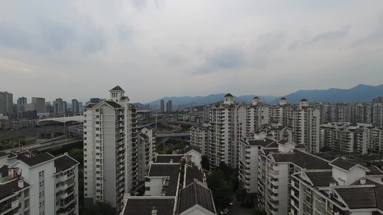 中国福建省福州市，匹配日夜城市天际线。多雨的天气视频素材