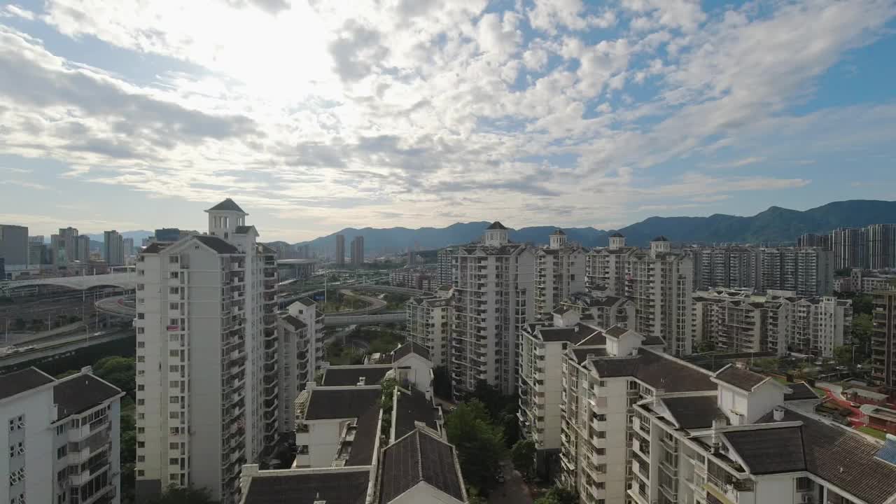 中国福建省福州市，匹配日夜城市天际线。在晴朗多云的天气里黄昏。视频素材