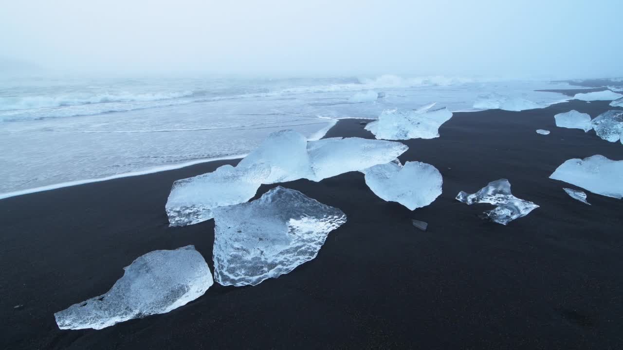 在黑色沙滩上有冰块的钻石海滩(Jökulsárlón Beach)。钻石海滩，Jökulsárlón，大西洋，奥斯特兰，冰岛。视频素材