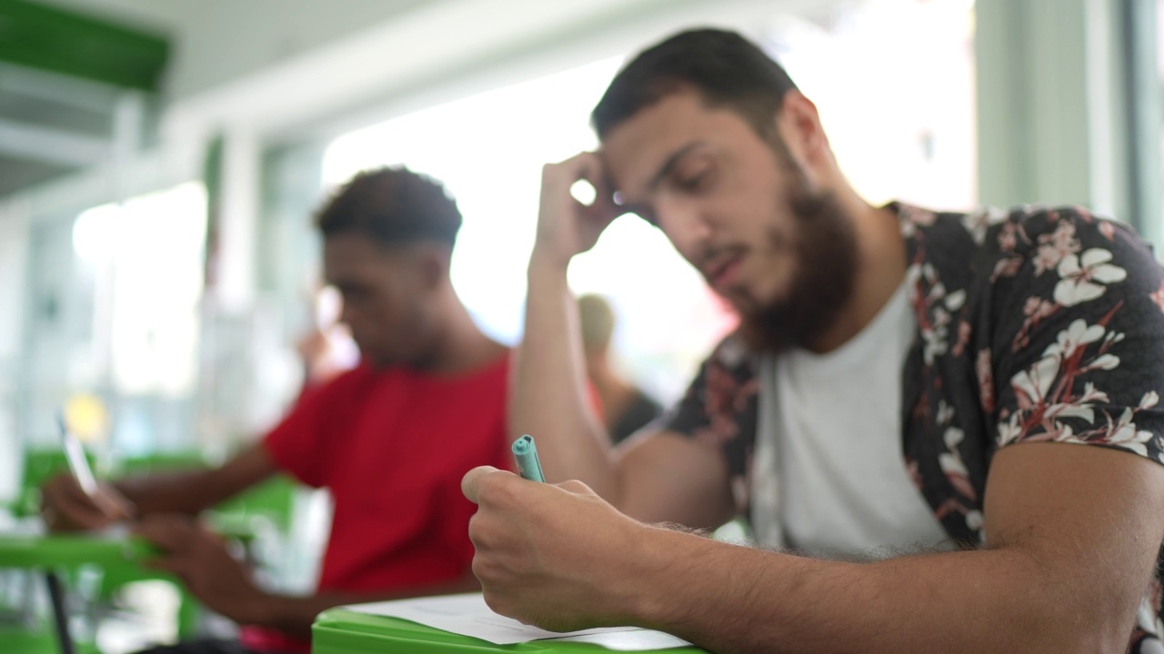 学生在教室里做测试视频素材