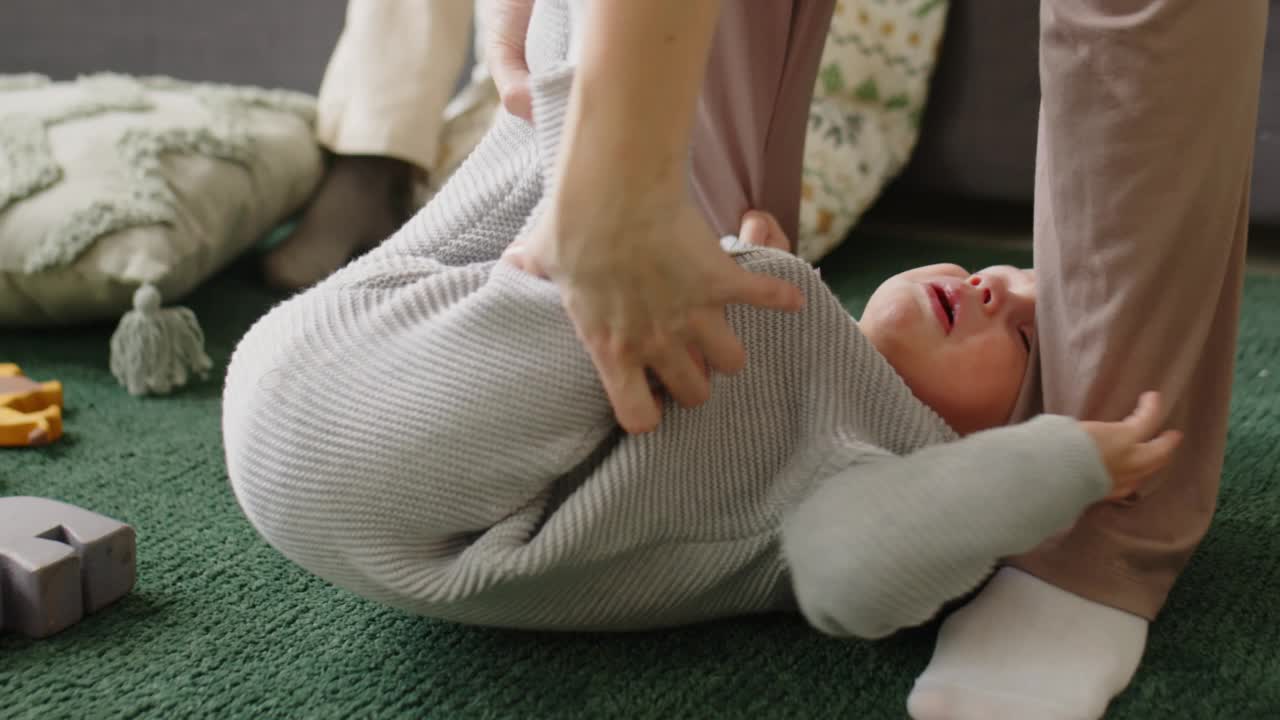 妈妈在家和蹒跚学步的男孩玩耍视频素材