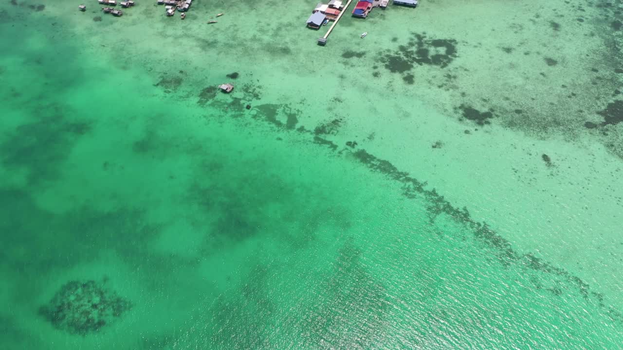 马来西亚仙本那沙巴色拉干岛的鸟瞰图。视频素材