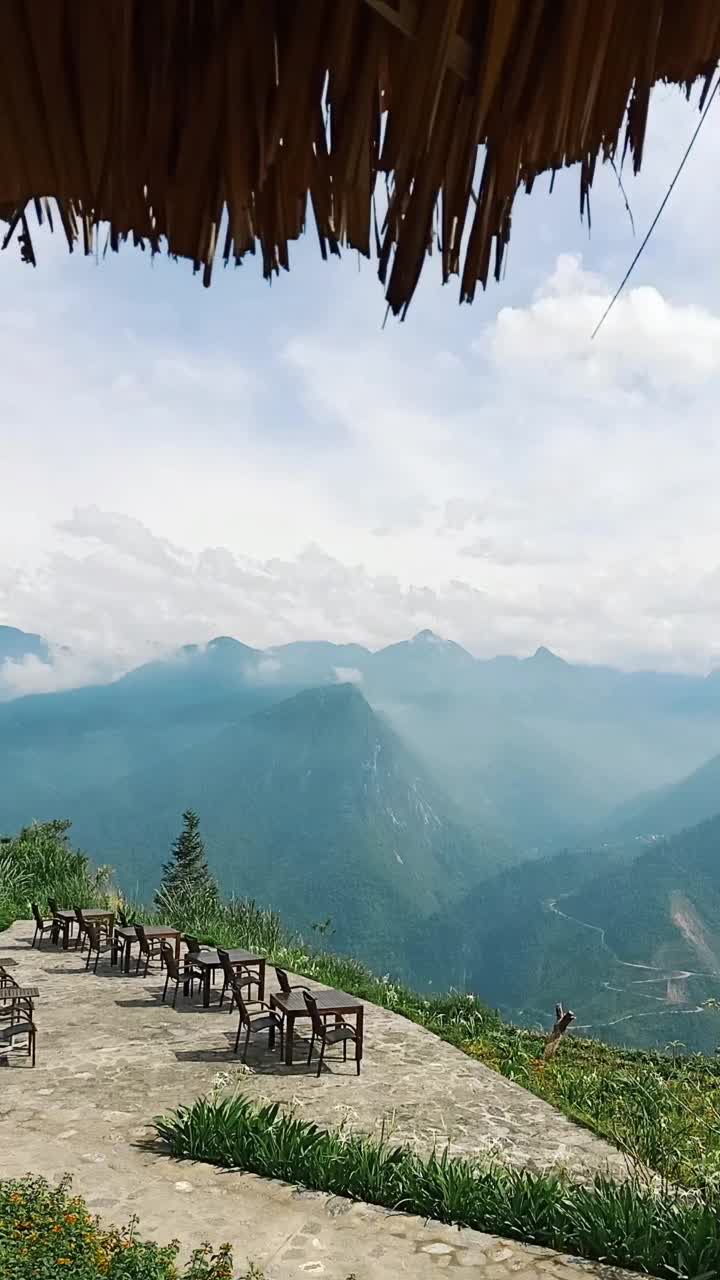 俯瞰黄连山山脉的咖啡露台视频素材