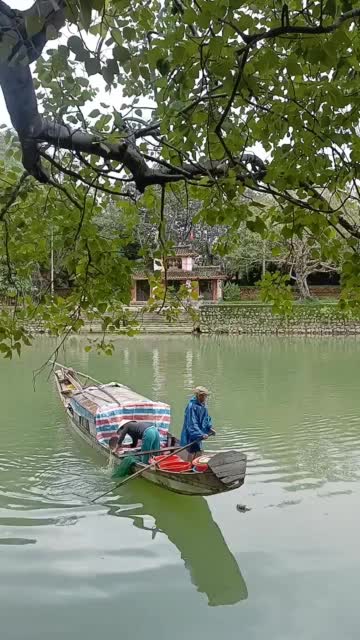 越南顺化市香水河上的生活视频素材