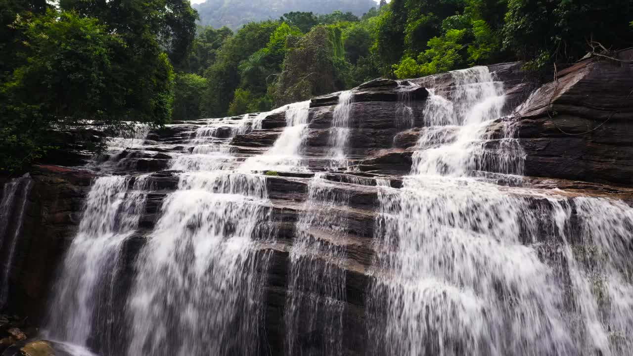 丛林中的瀑布。奥卢埃拉瀑布在热带雨林。斯里兰卡。视频素材