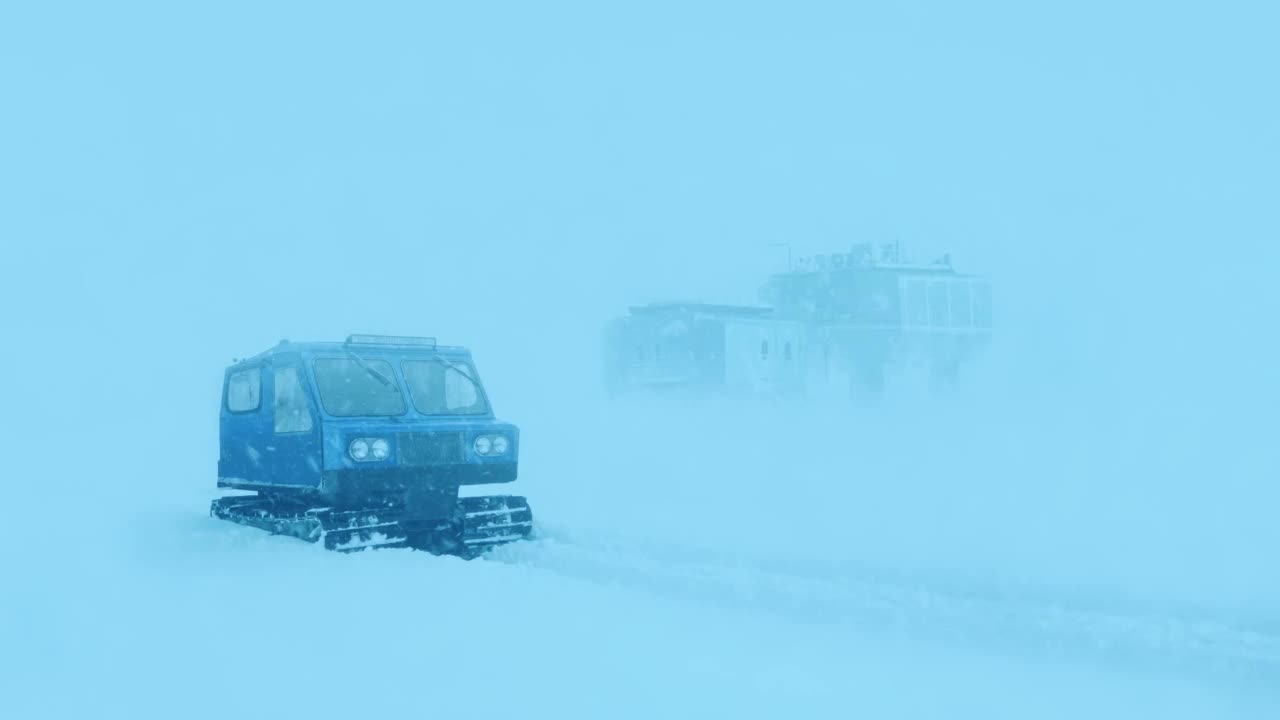 带雪车和研究站的北极景观视频素材