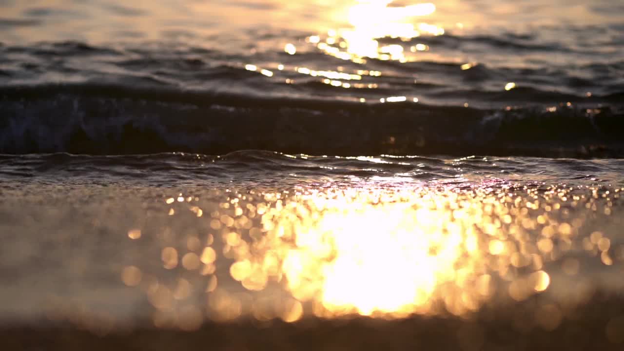 日落时的海浪视频素材