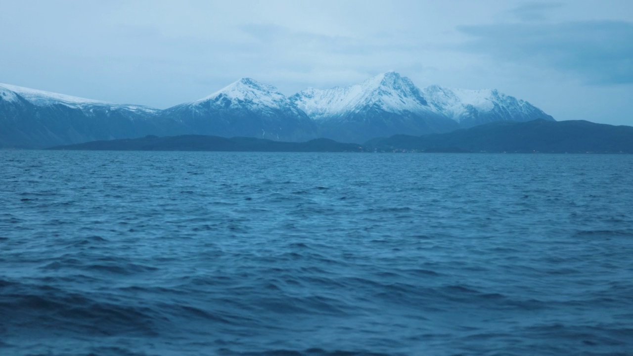 波涛汹涌的大海，以罗浮敦群岛为背景视频素材