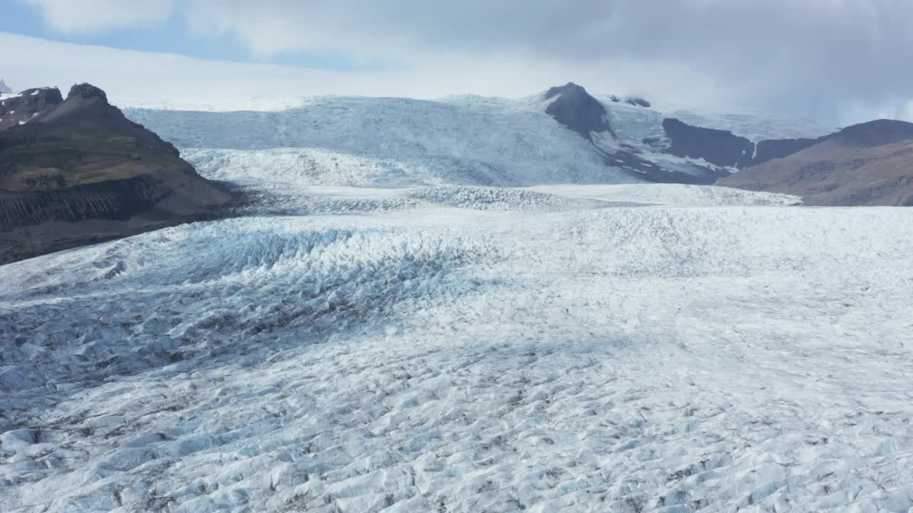 冰川Fjallsjökull的鸟瞰图，它是Vatnajökull冰川的一部分，Vatnajökull国家公园，冰岛。视频素材