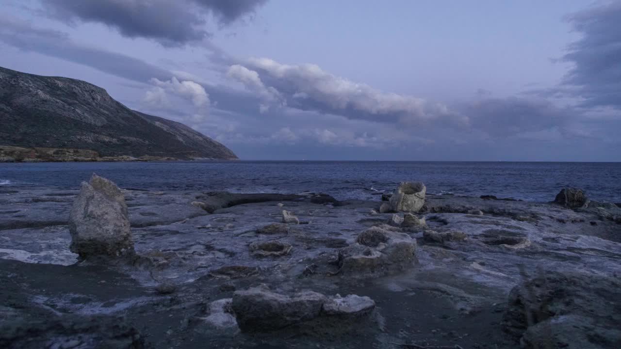 在希腊伯罗奔尼撒半岛海岸的Agios Nikolaos石林地质公园，从白天到夜晚的过渡与树干化石视频素材