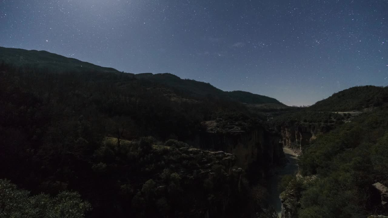 时间流逝在夜晚与月亮在奥sumi峡谷，阿尔巴尼亚视频素材