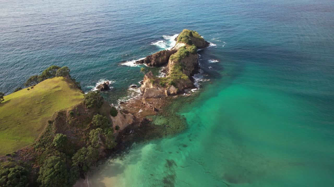 奥克兰豪拉基湾大屏障岛太平洋海岸帕尔默斯海滩北端的高度视图视频素材