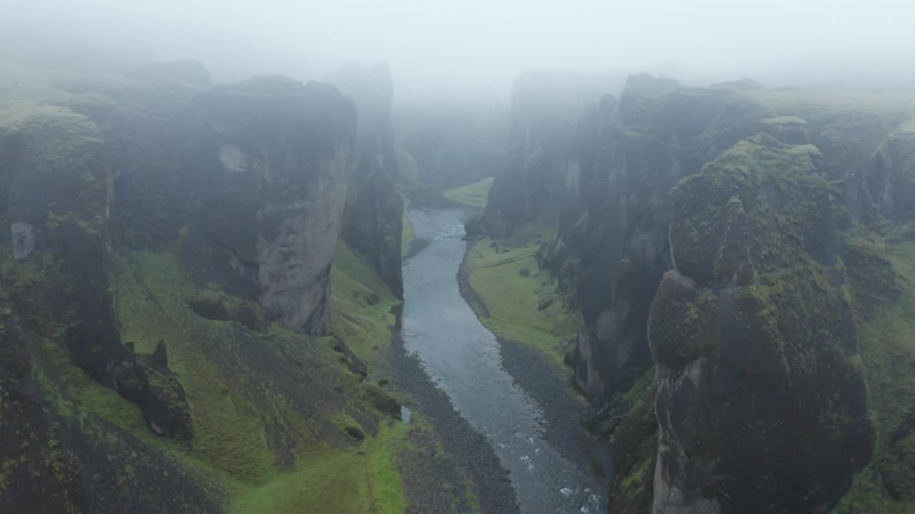 著名的Fjadrargljufur (Fjaðrárgljúfur)峡谷，冰岛。视频素材