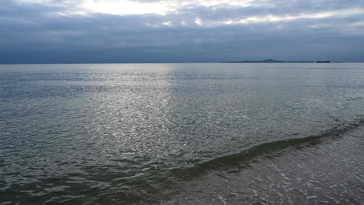 慢速;景观海景与云移动的天空和沙滩上的水波视频素材