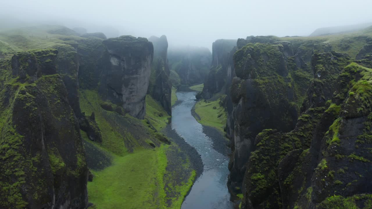 著名的Fjadrargljufur (Fjaðrárgljúfur)峡谷，冰岛。视频素材