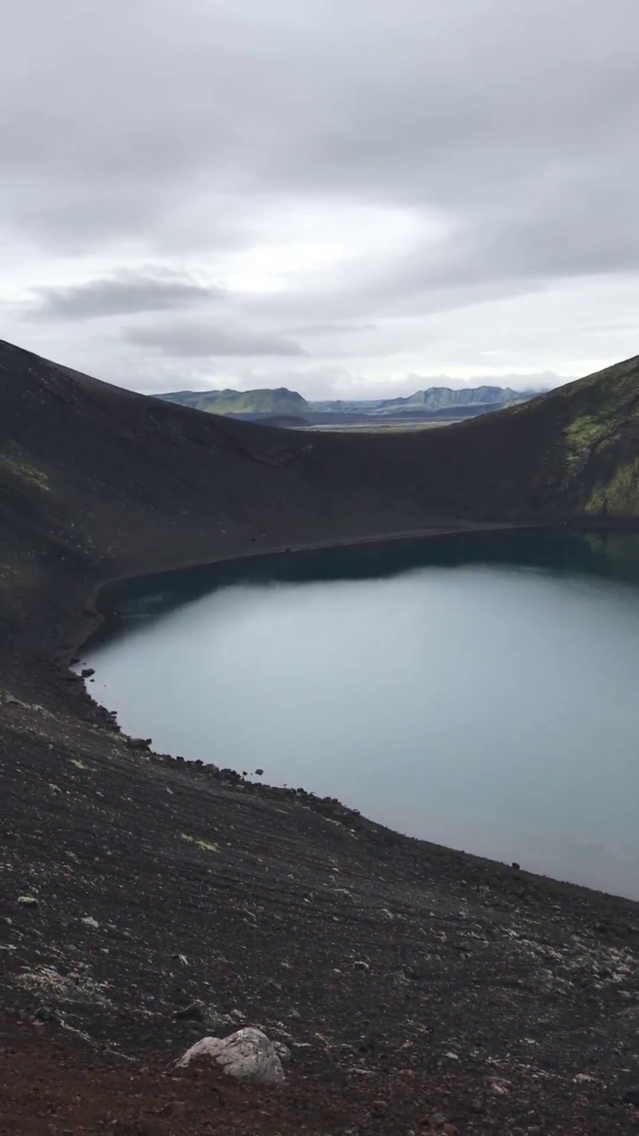 风暴正向纳瑙波卢尔火山袭来，这座蓝绿色的火山——Fjallabak自然保护区(冰岛高地)视频素材