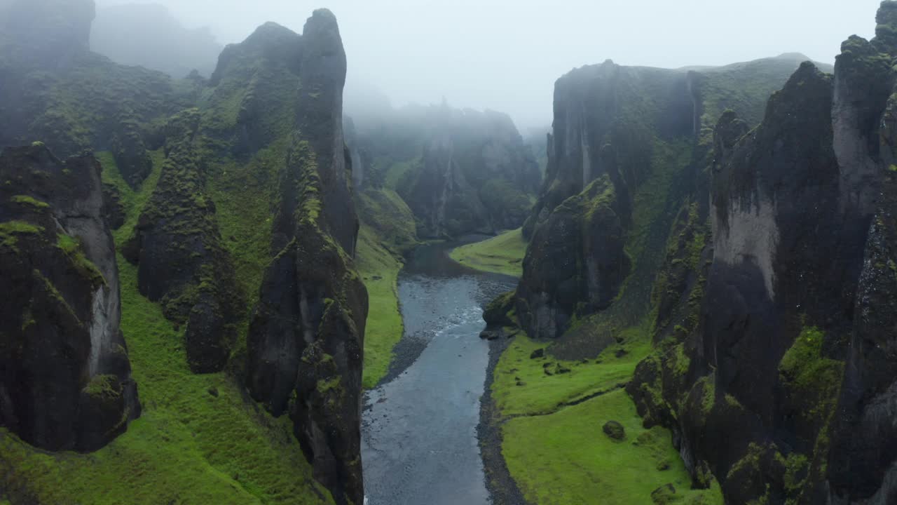 著名的Fjadrargljufur (Fjaðrárgljúfur)峡谷，冰岛。视频素材