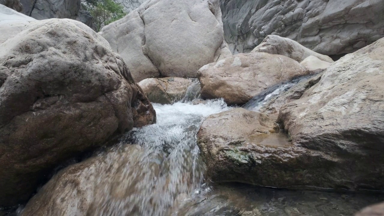 山峡谷流视频素材