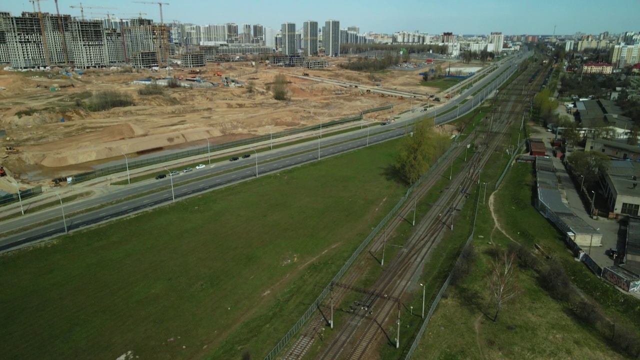 大型建筑工地。建设现代多层住宅。视频素材