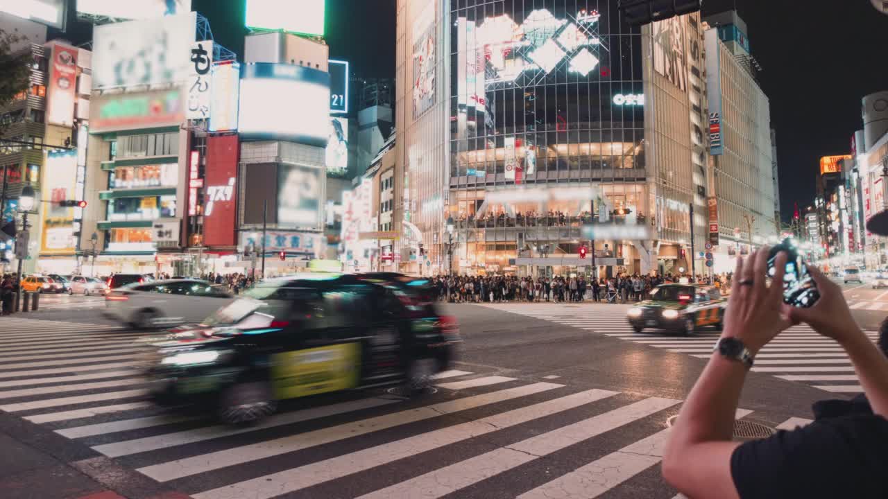 涉谷斑马线与拥挤的人行横道和汽车交通交叉路口视频素材