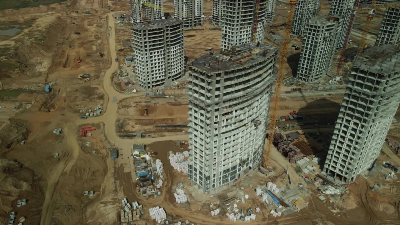 大型建筑工地。建设现代多层住宅。视频素材