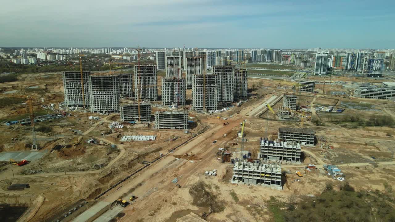 大型建筑工地。建设现代多层住宅。视频素材