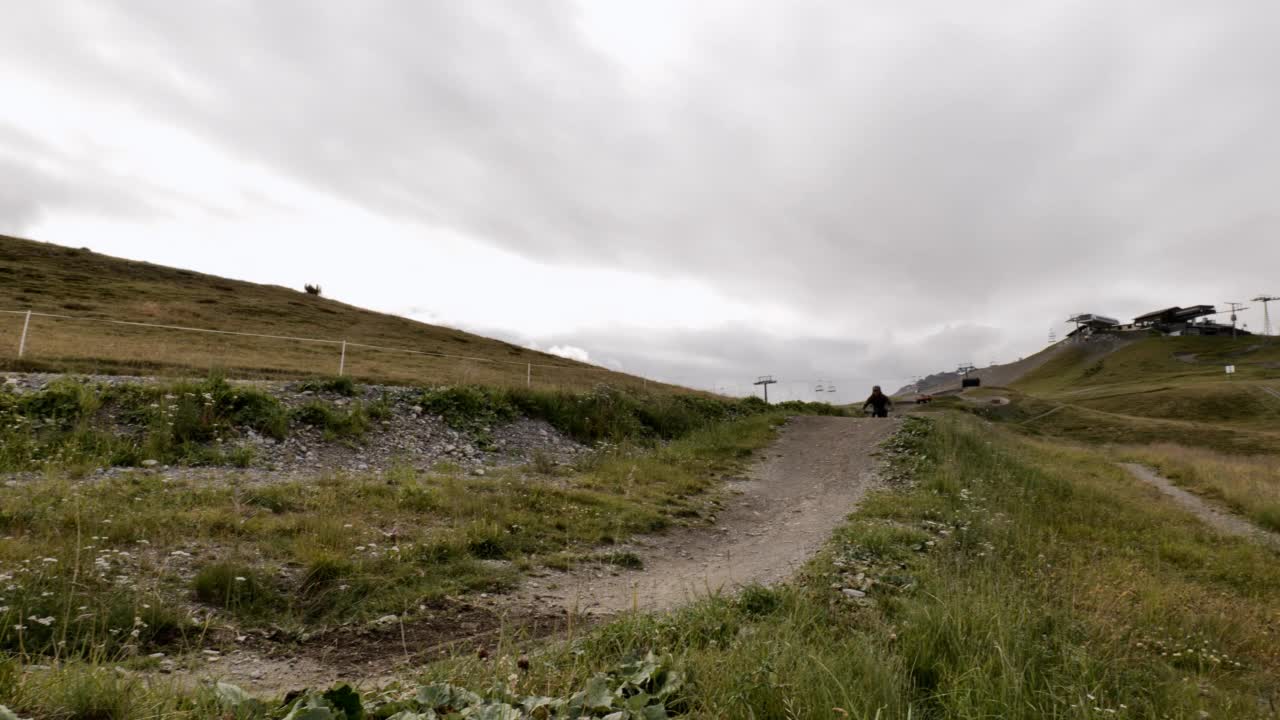 山地车爱好者沿着山上的自行车公园步道下山视频素材