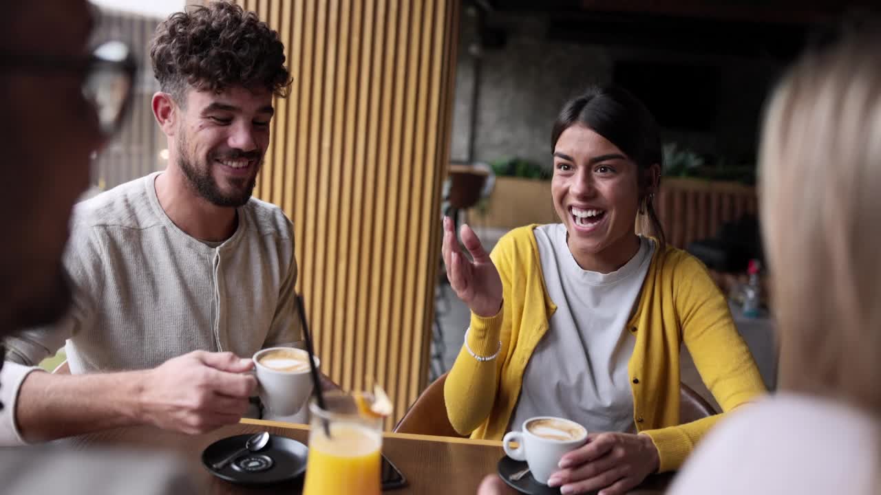 一群快乐的年轻情侣在café上聊天视频素材