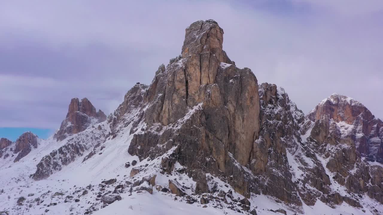 冬天的拉古塞拉山在焦关附近。白云石山脉,意大利。鸟瞰图视频素材