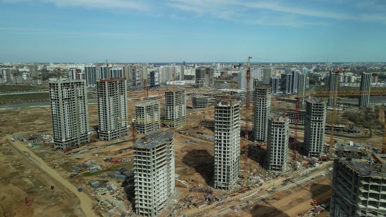 大型建筑工地。建设现代多层住宅。视频素材