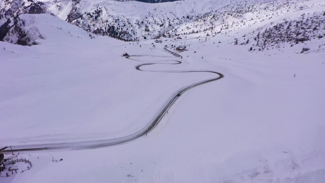 冬天皎关的蜿蜒路。白云石山脉,意大利。鸟瞰图视频素材