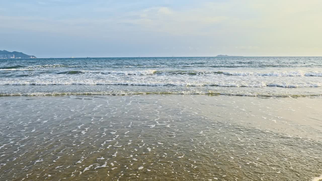 白色泡沫翻滚的海浪在海南视频素材