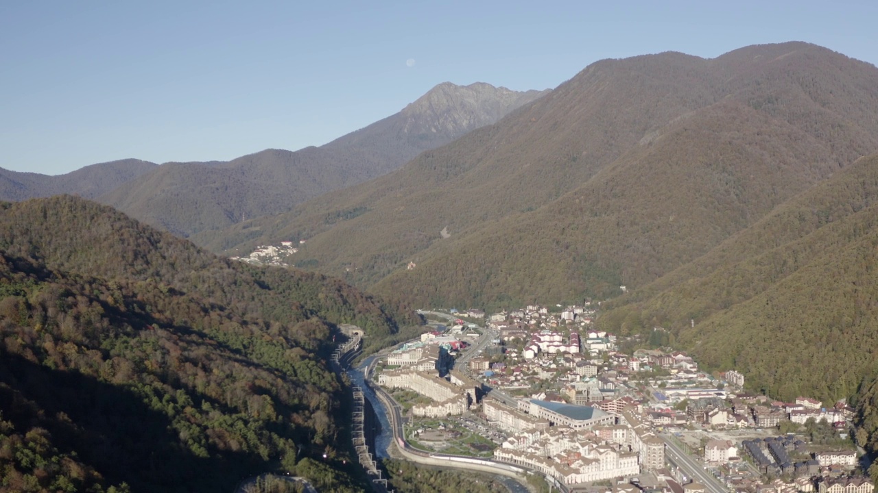 鸟瞰图自然山河谷当地城市村庄度假村周围的高悬崖景观在白天。从无人机拍摄可爱的岩石风景旅游区度假公寓在4k视频素材